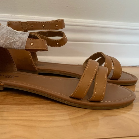 Avon Sandals - NWOT - Picture 3 of 10